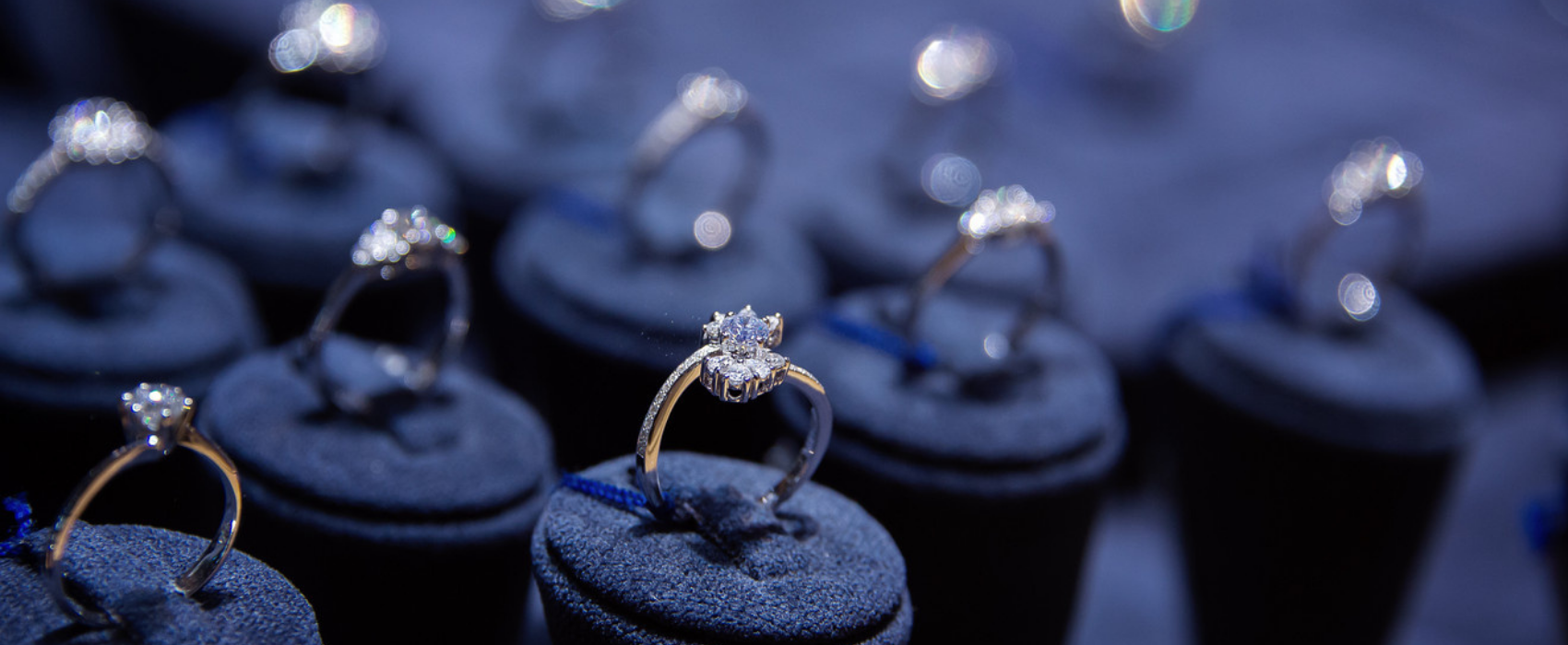 How should you select a Perfect Engagement ring for her?