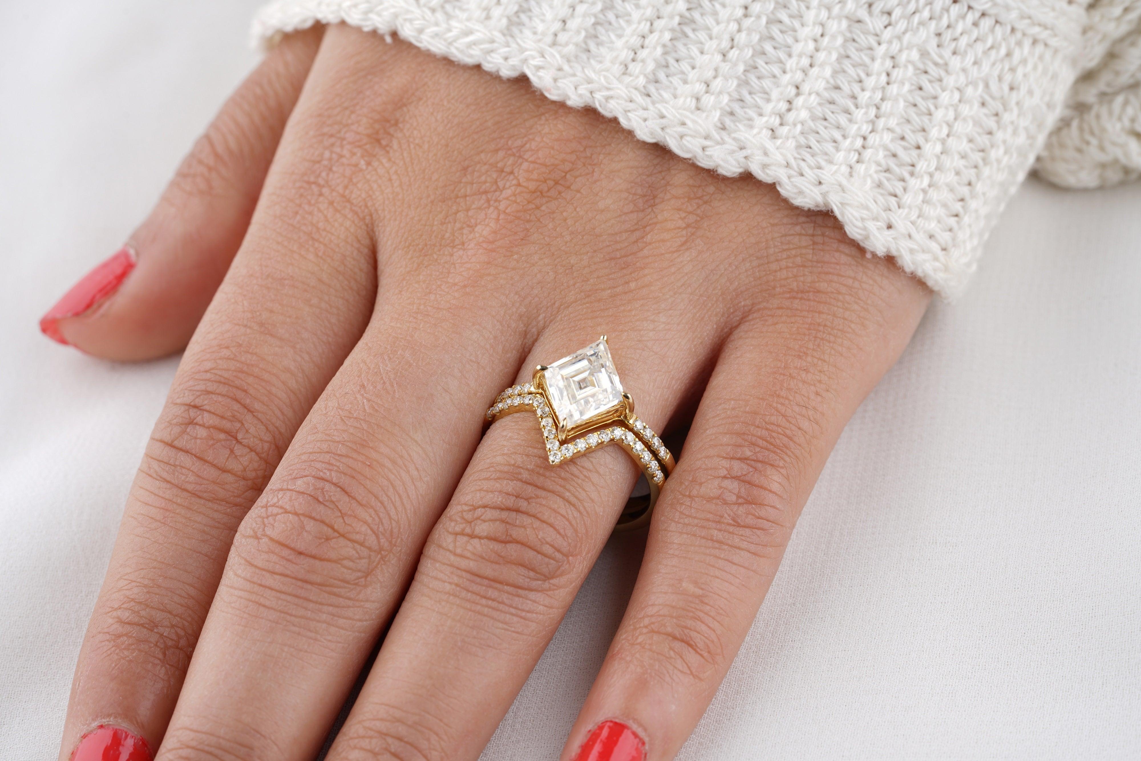 18ct White Gold 'V' Shaped 11 Diamond Wedding Band – Blacoe Jewellers