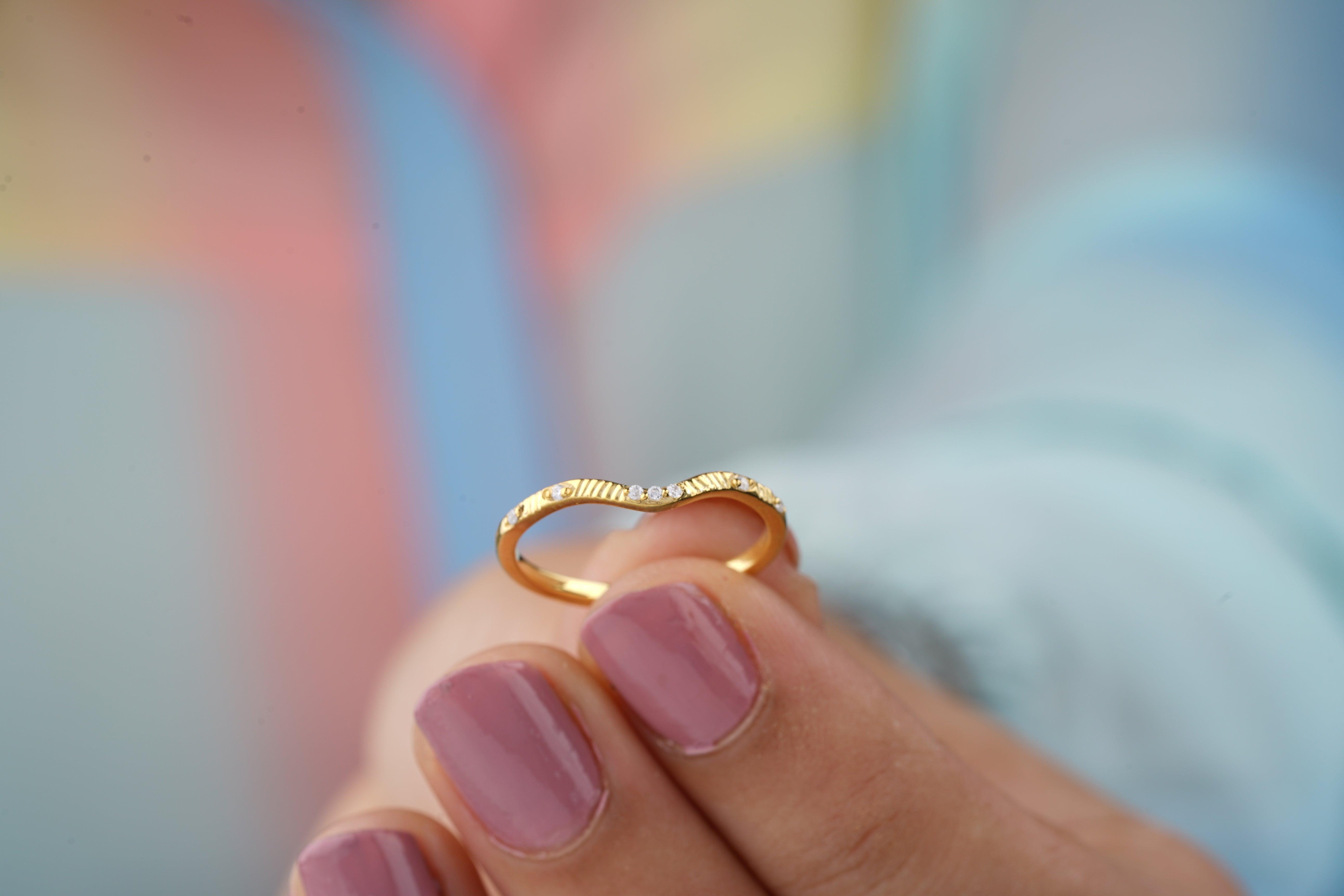 Vintage Curved Shaped Solid Gold Band For Women - Eurekalook