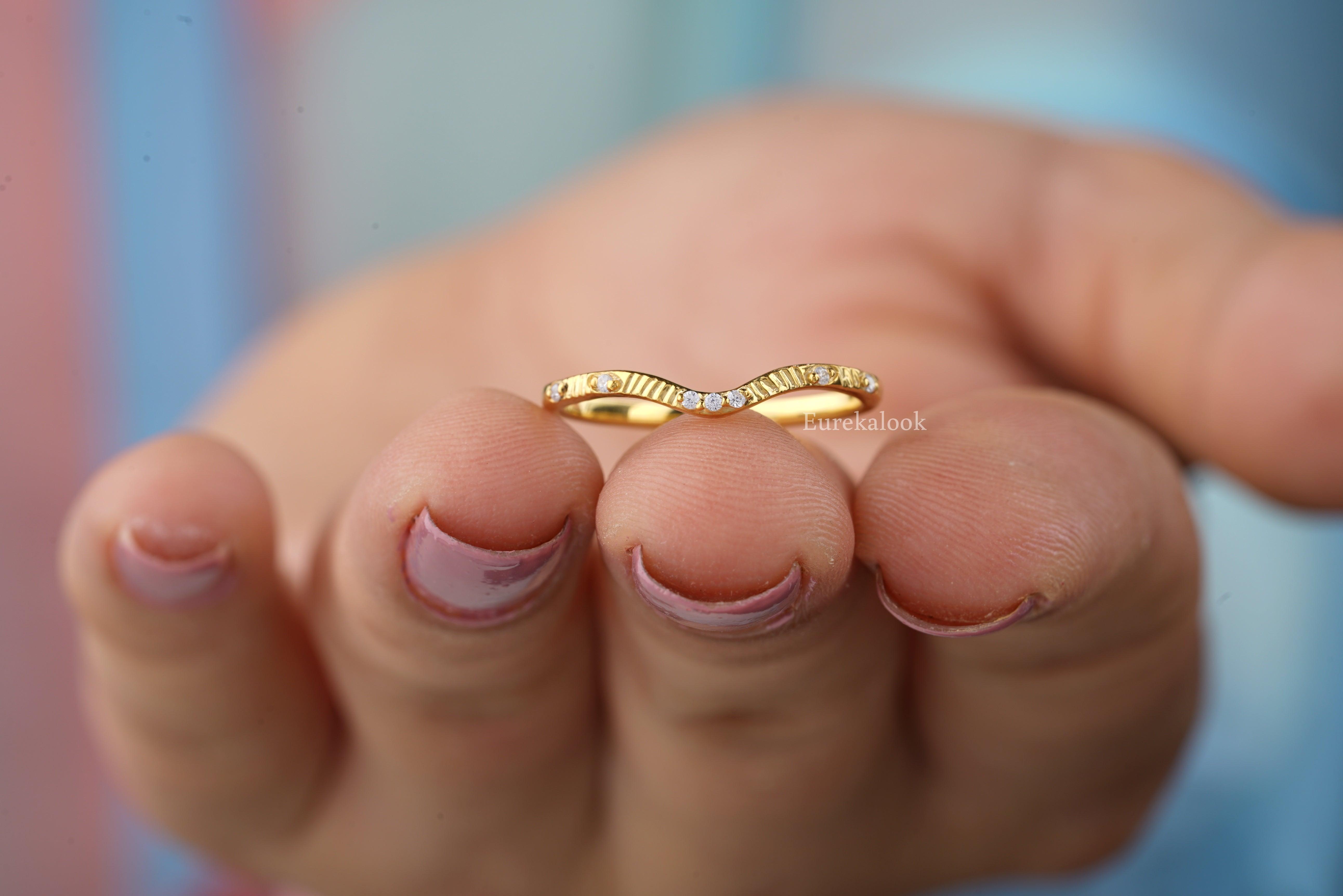 Vintage Curved Shaped Solid Gold Band For Women - Eurekalook